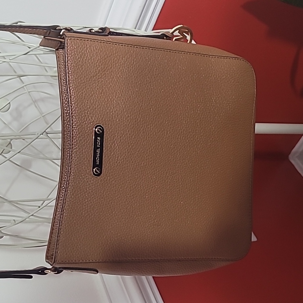 Michael Kors Crossbody Bag Tan Leather with Gold Metal Accents - Picture 2 of 10